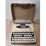 VINTAGE SCM TYPEWRITER IN CARRY CASE