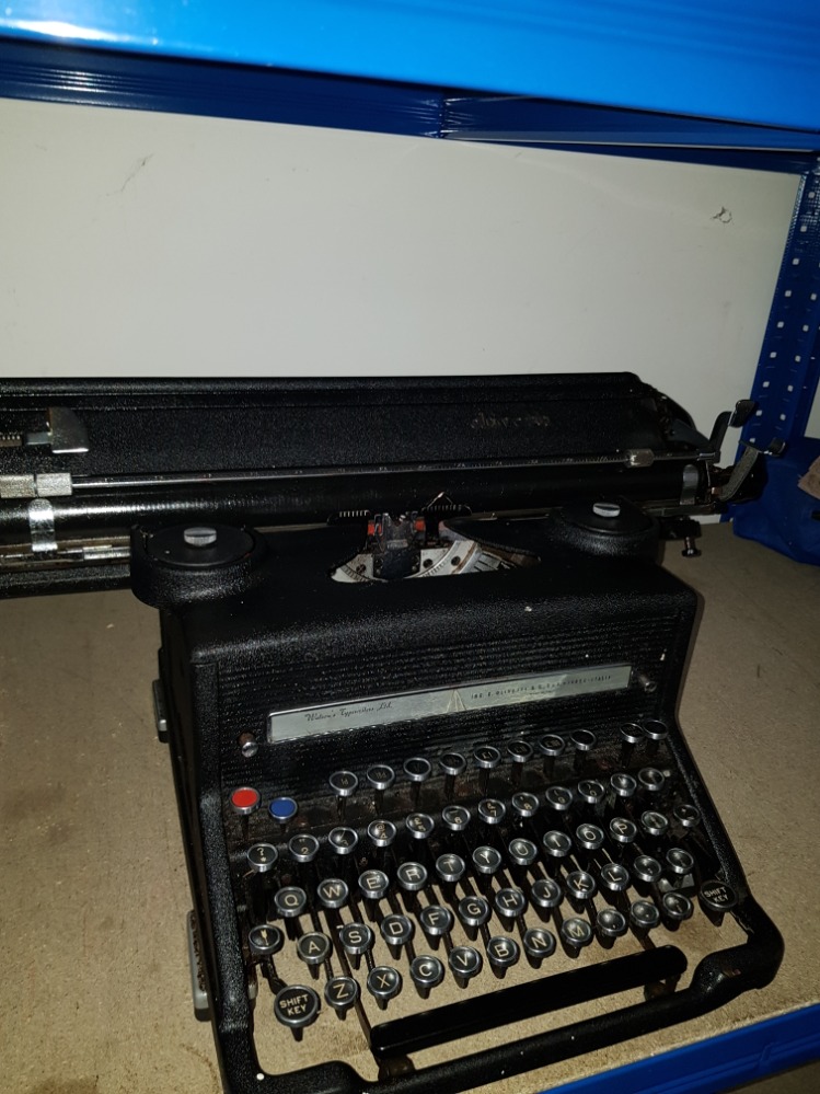 VINTAGE OLIVETTI TYPEWRITER