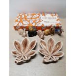 2 WADE LEAF DISHES IN ORIGINAL BOX PLUS 5 WADE WHIMSYS