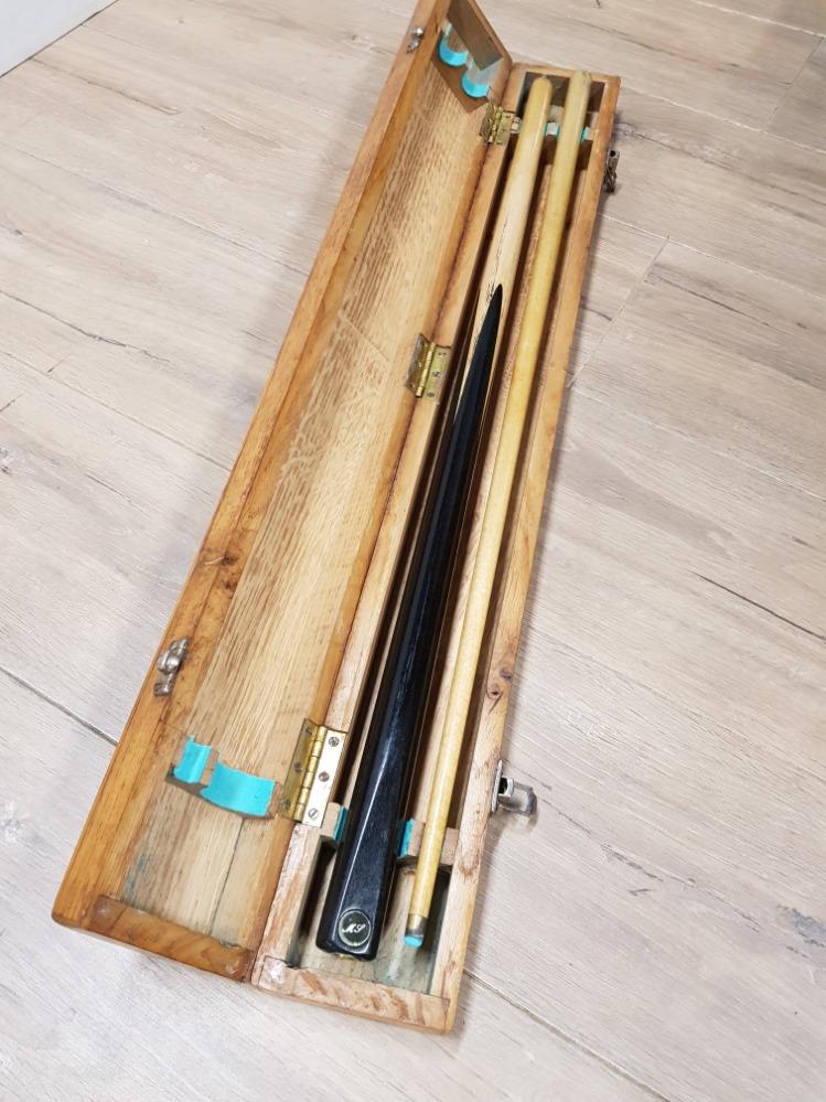 MJ SNOOKER CUE IN A NICE WOODEN CASE