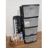 CASIO ELECTRIC KEYBOARD PLUS 4 DRAWER PLASTIC UNIT AND BOX CONTAINING WOODEN MR & MRS LETTERS AND