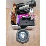 A BOX OF MISCELLANEOUS INC SONY DOCKING STATION WATER BOTTLES CAR MP3 PLAYER ETC