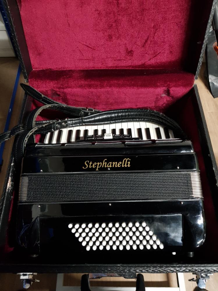 STEPHANELLI ACCORDION WITH CARRYING STRAPS AND ORIGINAL CARRY CASE