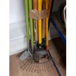 BUNDLE OF GARDEN TOOLS