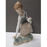 LLADRO FIGURE 1172 GATHERING FLOWERS