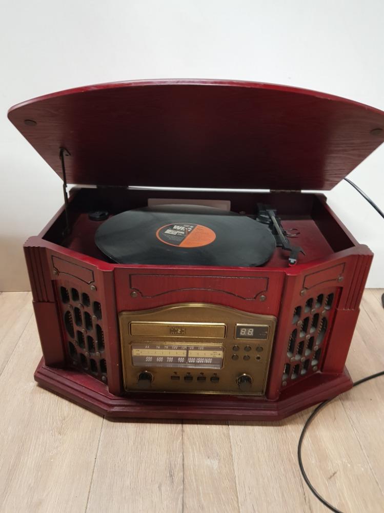 VINTAGE STYLE TURNTABLE WITH BUILT IN RADIO AND CD PLAYER