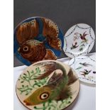 2 WORCESTER PLATES DECORATED WITH BIRDS OF PARADISE AND HUMMINGBIRDS PLUS 2 MAJOLICA FISH PLATES