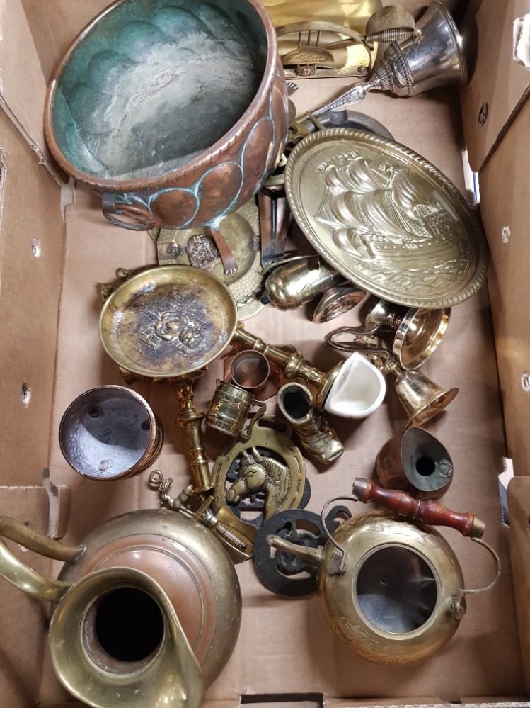 BOX OF COPPER AND BRASS WARE INCLUDES WATER JUG AND SHIP PLAQUE ETC