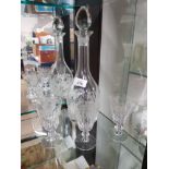 4 ETCHED GLASS DRINKING GLASSES TOGETHER WITH A MATCHING DECANTER