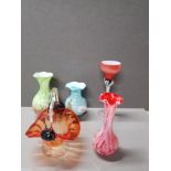5 PIECES OF ASSORTED GLASS WARE INC COLOURED GLASS VASES ETC