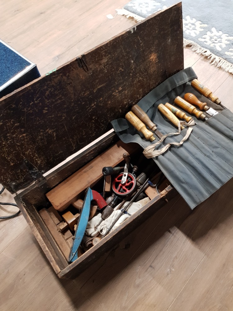 WOODEN TOOL BOX CONTAINING MISCELLANEOUS VINTAGE HAND TOOLS