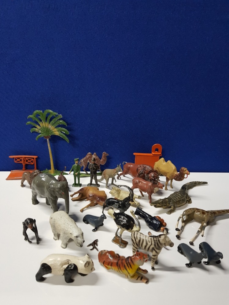 A LARGE AMOUNT OF 1950S CAST METAL BRITAINS AND OTHER ZOO ANIMALS INC TIGERS ETC