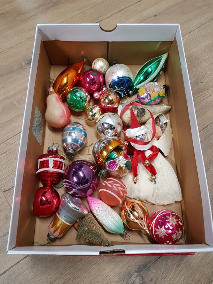 A SMALL BOX CONTAINING VINTAGE BAUBLES