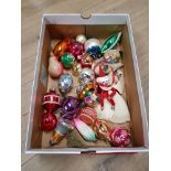 A SMALL BOX CONTAINING VINTAGE BAUBLES