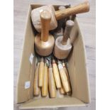 A BOX CONTAINING WOOD MALLETS AND ASSORTED CHISELS ETC