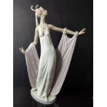 LLADRO FIGURE 1568 GRAND DAME IN ORIGINAL BOX