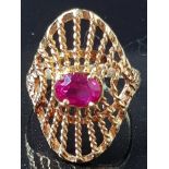 18CT YELLOW GOLD RING WITH RED CENTRE STONE 4.4G GROSS SIZE O