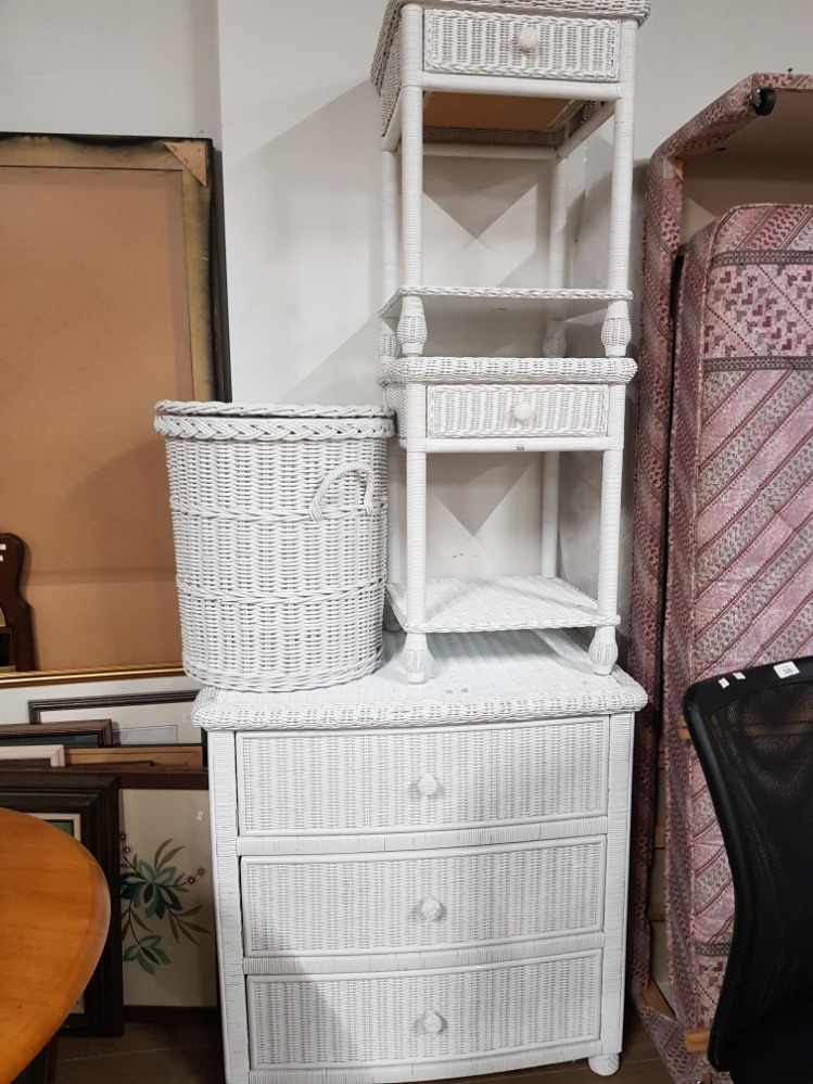 WICKER 3 DRAWER BATHROOM UNIT TOGETHER WITH MATCHING LAUNDRY BASKET AND A PAIR OF SINGLE DRAWER SIDE