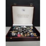 A TRAY CONTAINING ASSORTED COSTUME JEWELLERY