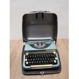 VINTAGE IMPERIAL TYPEWRITER IN FITTED TIN METAL CASE