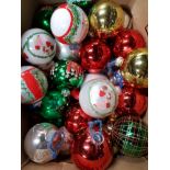 BOX OF VINTAGE CHRISTMAS TREE BAUBLES
