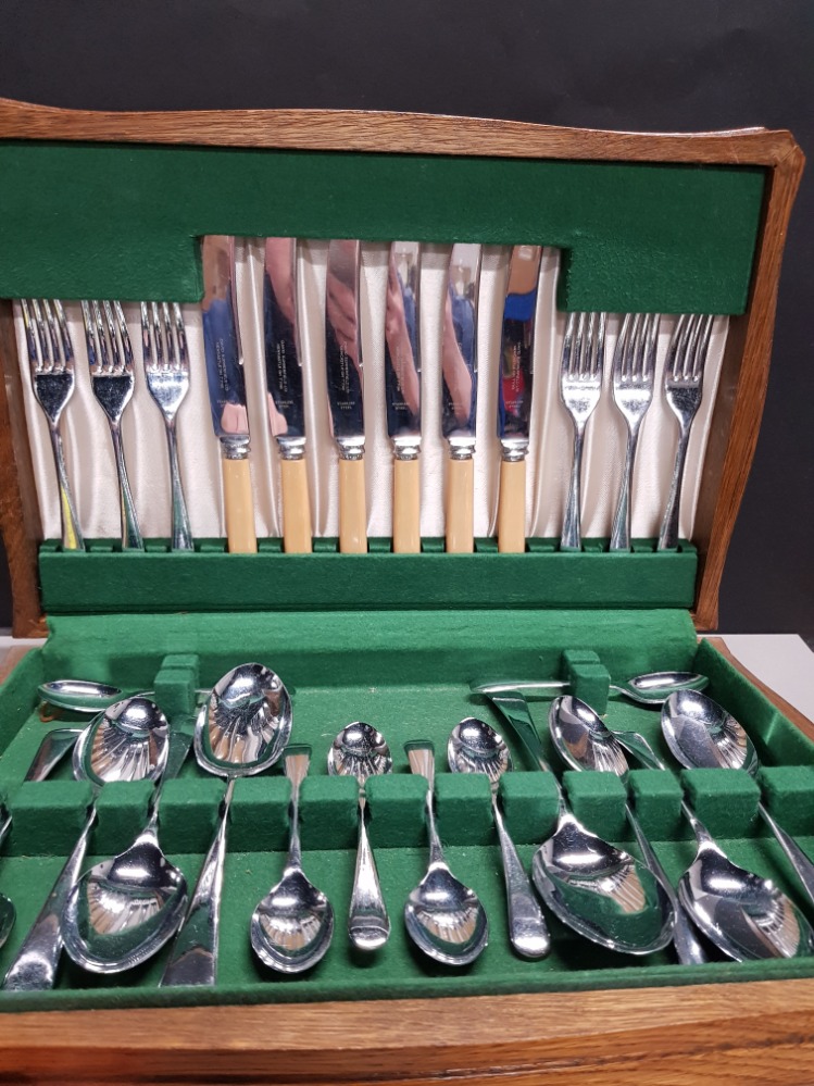 A LOVELY WOODEN CANTEEN CONTAINING DAVID SUMMERFIELD NEWCASTLE CUTLERY