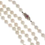 A cultured pearl necklace.