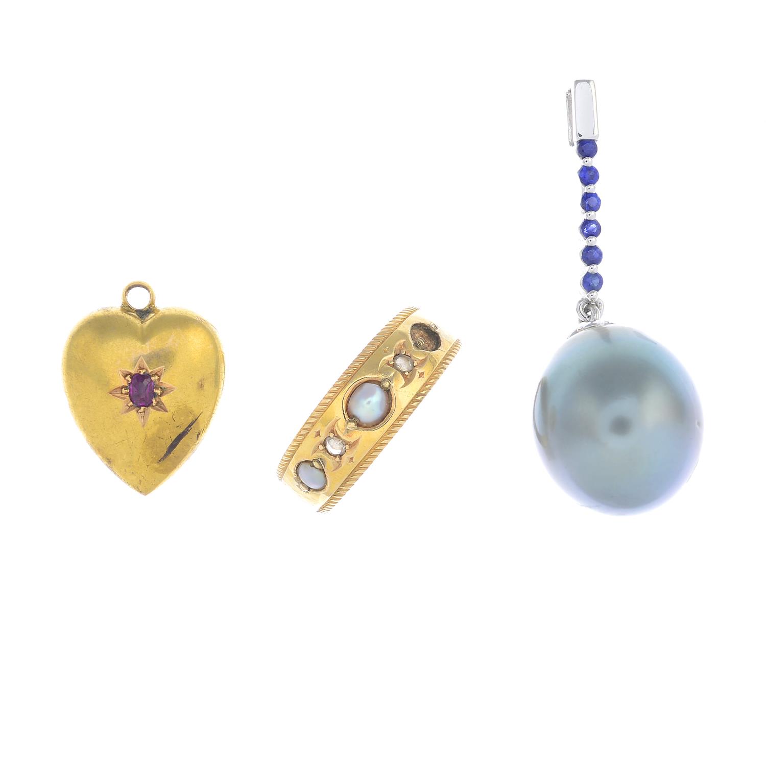 A selection of jewellery.