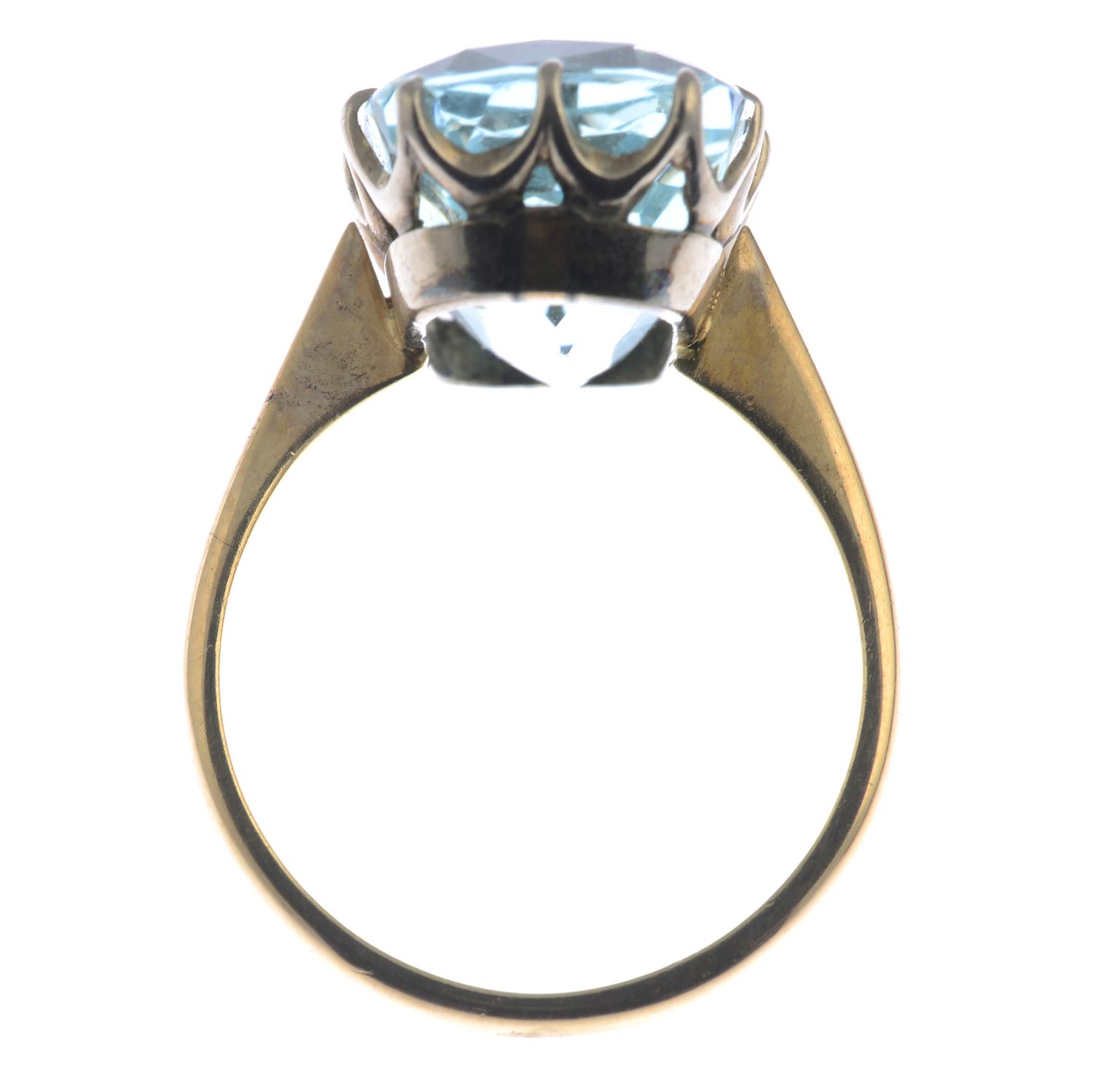 An aquamarine single-stone ring. - Image 2 of 3