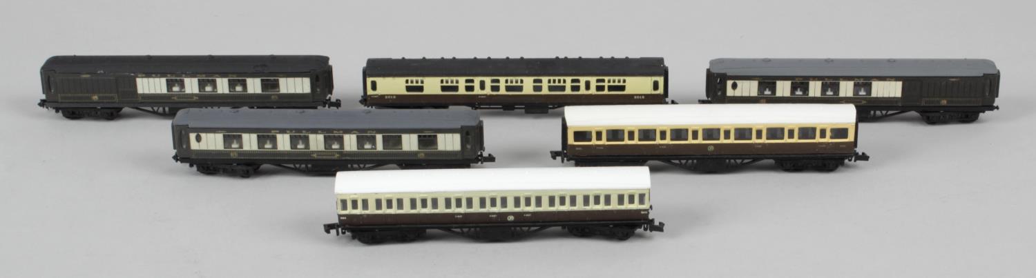 A selection of assorted N gauge model railway items,