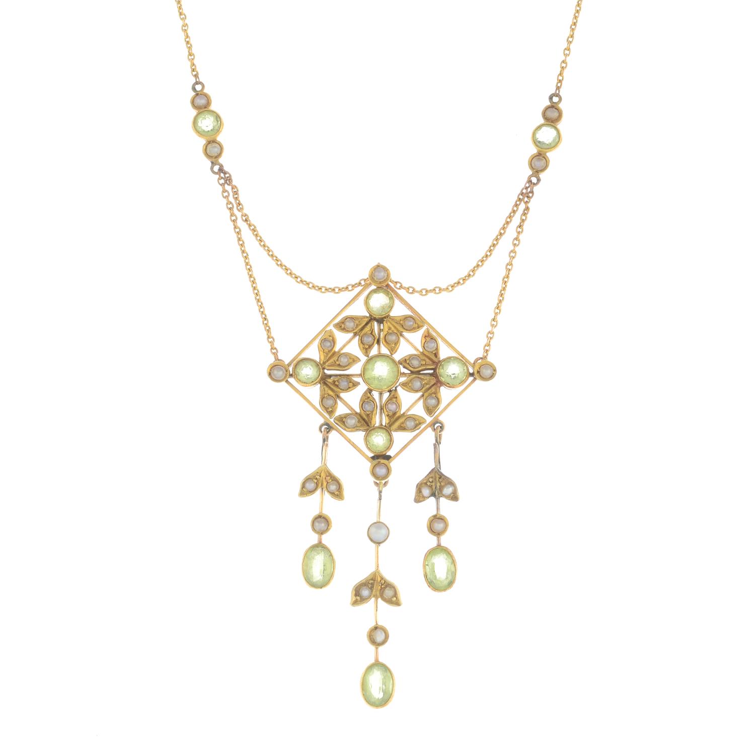 An Edwardian 15ct gold peridot and split pearl necklace.