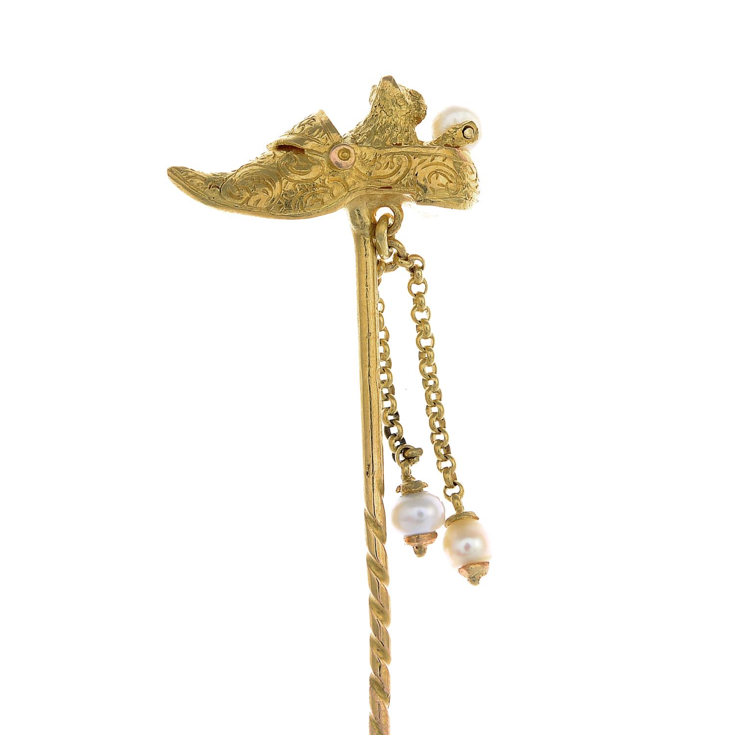 An 18ct gold cat in a clog cultured pearl stickpin.