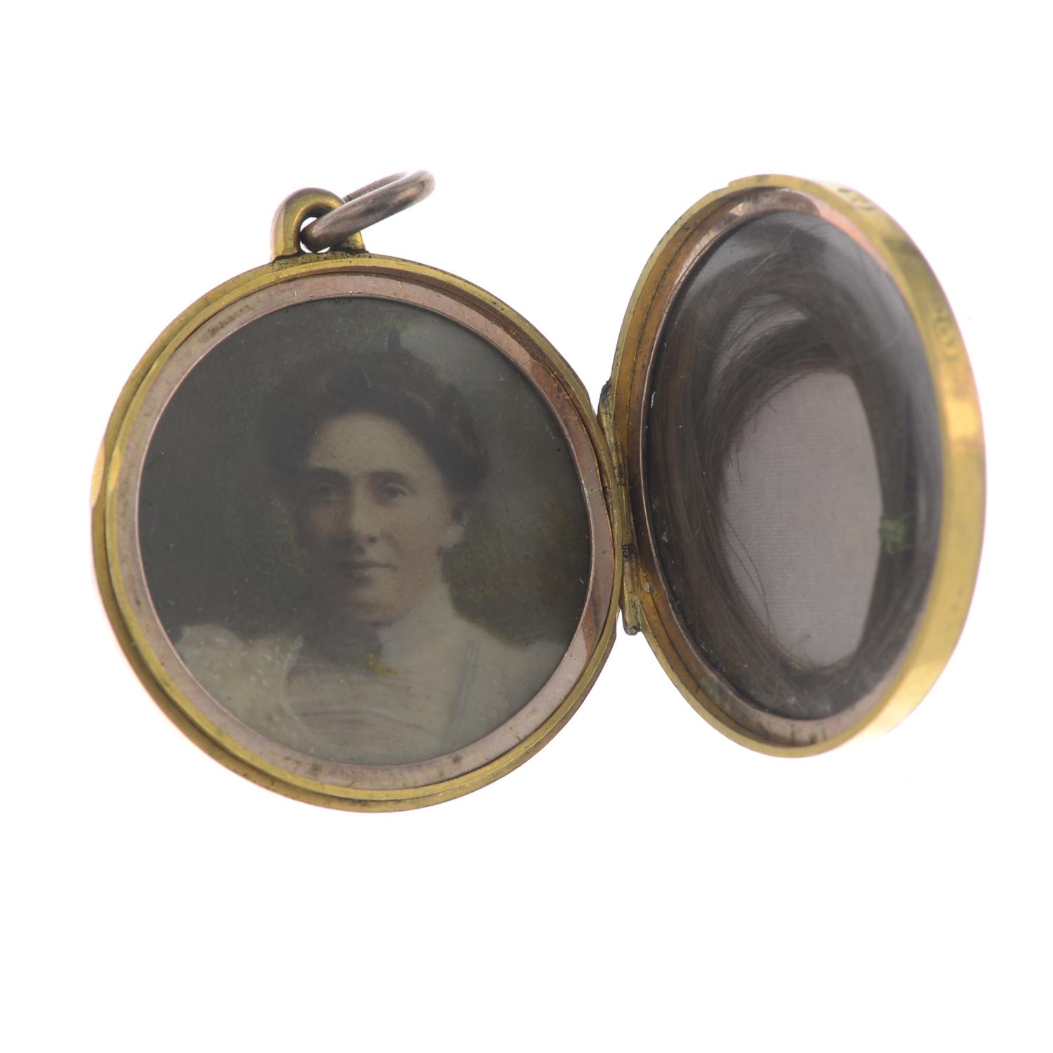 An Edwardian 9ct gold engraved locket, - Image 3 of 3