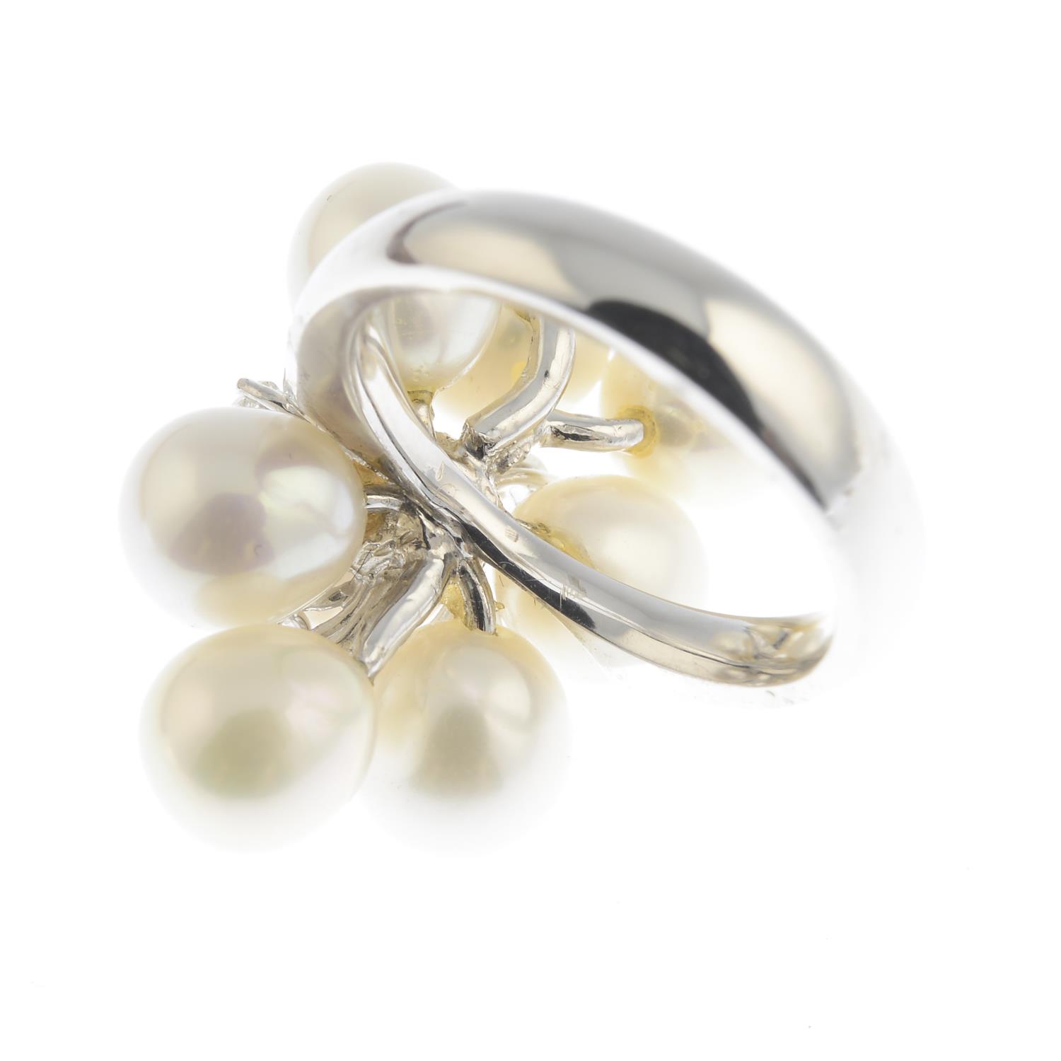 A cultured pearl and diamond dress ring.Estimated diameters of cultured pearls 8 to 7mms. - Image 3 of 3