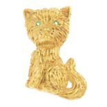 A 1970s 18ct gold emerald cat brooch.Hallmarks for London, 1973.Length 3.7cms.