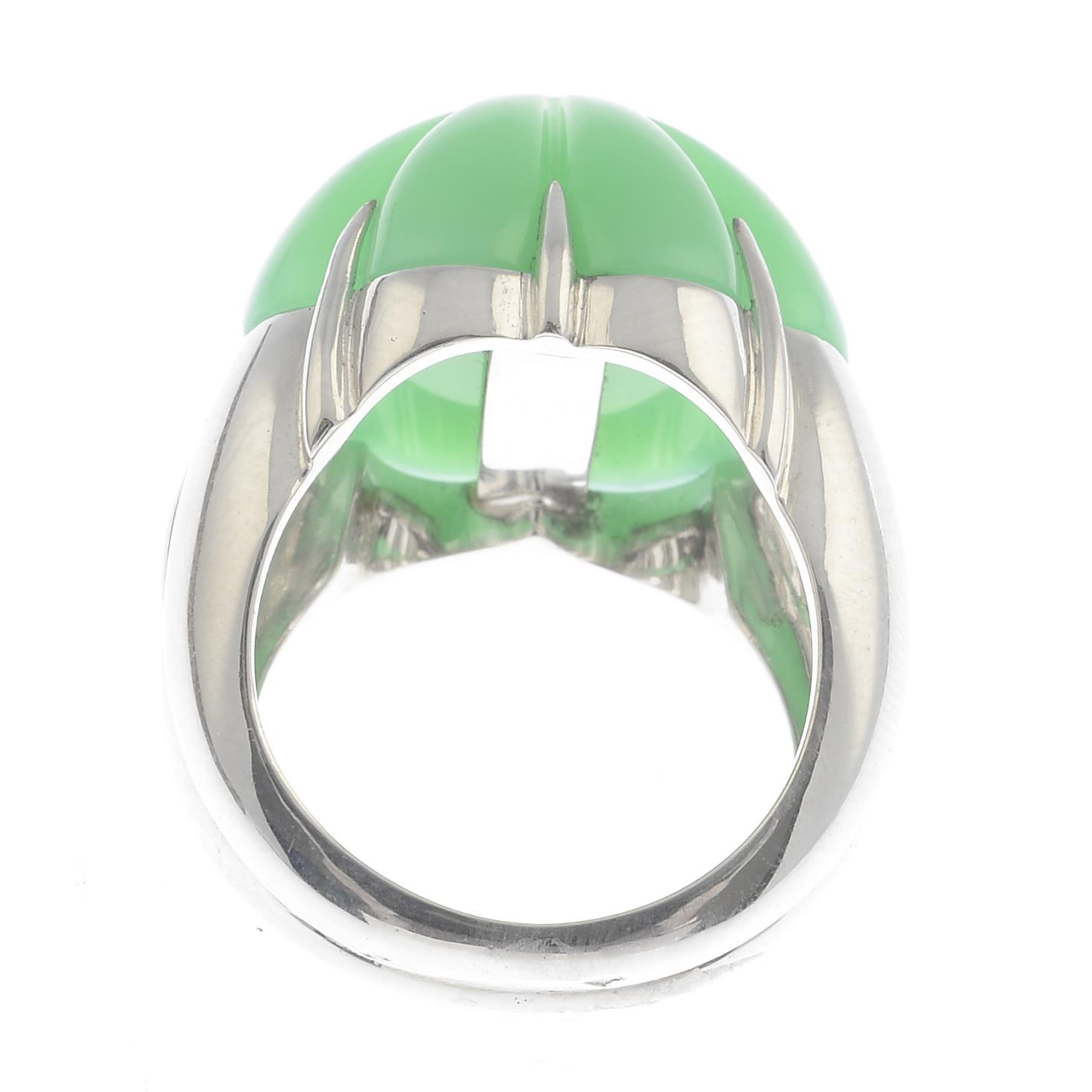 A carved chrysoprase dress ring. - Image 3 of 3