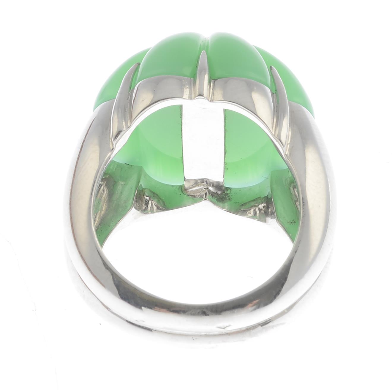 A carved chrysoprase dress ring. - Image 2 of 3