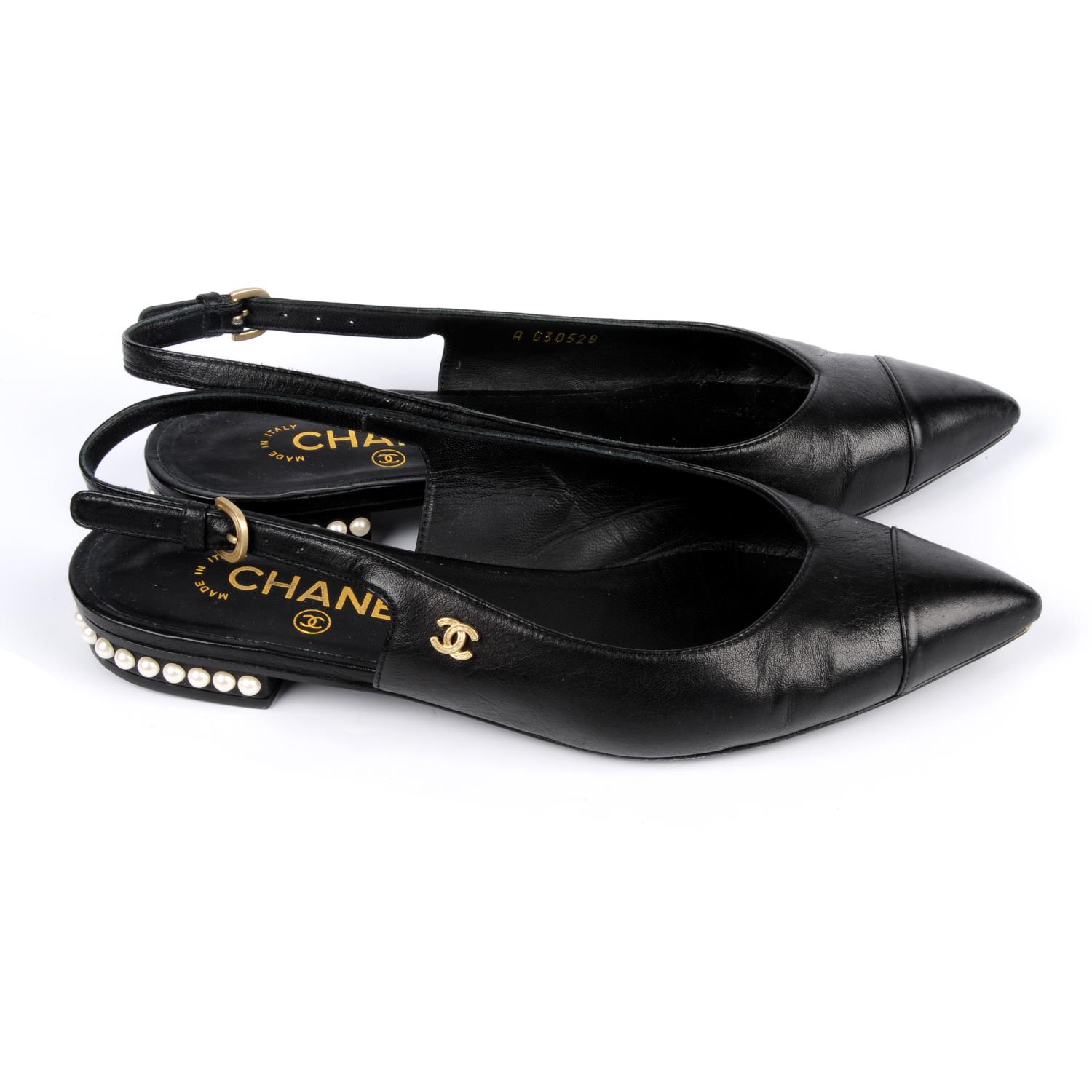 CHANEL - a pair of black leather slingback sandals. - Image 2 of 5