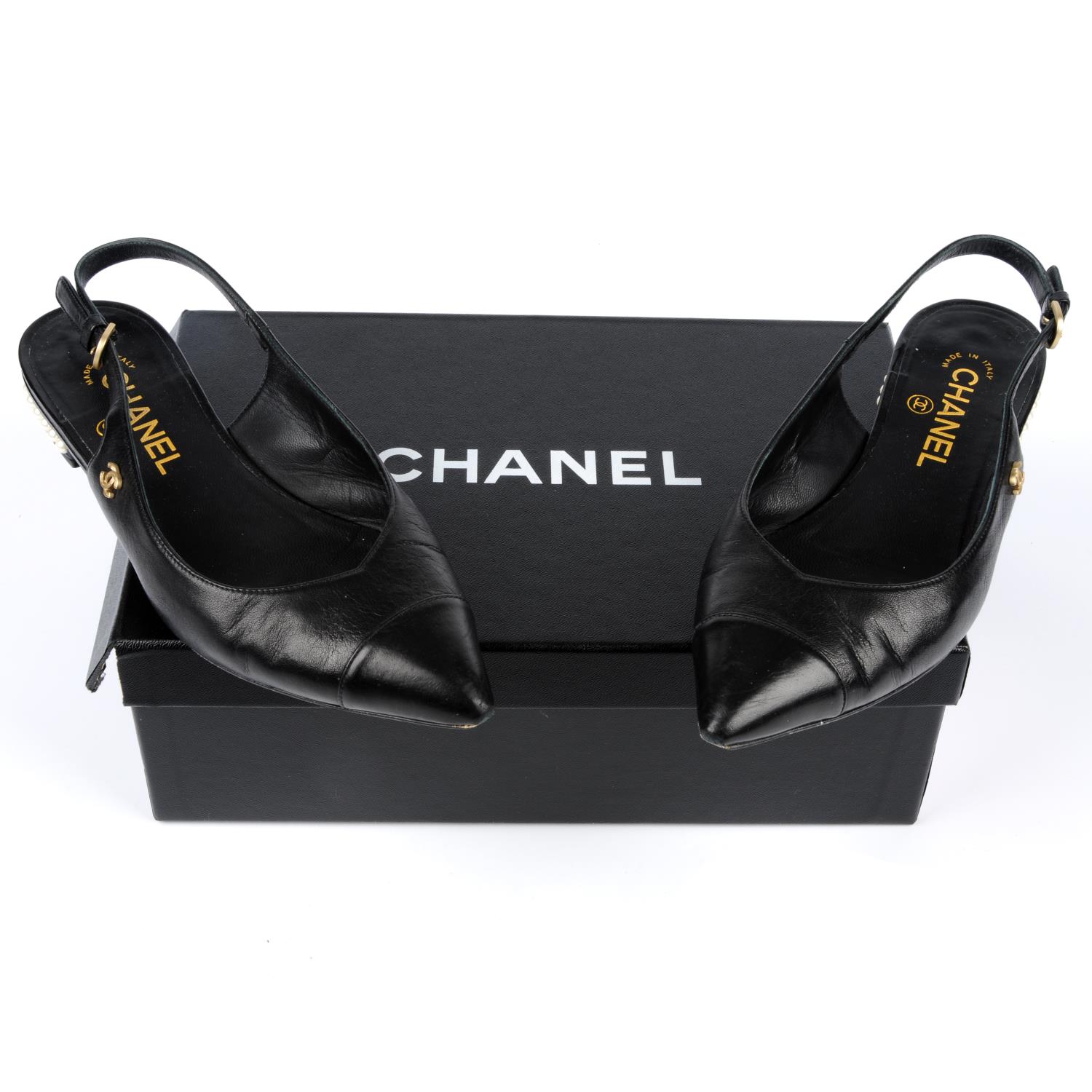 CHANEL - a pair of black leather slingback sandals. - Image 5 of 5