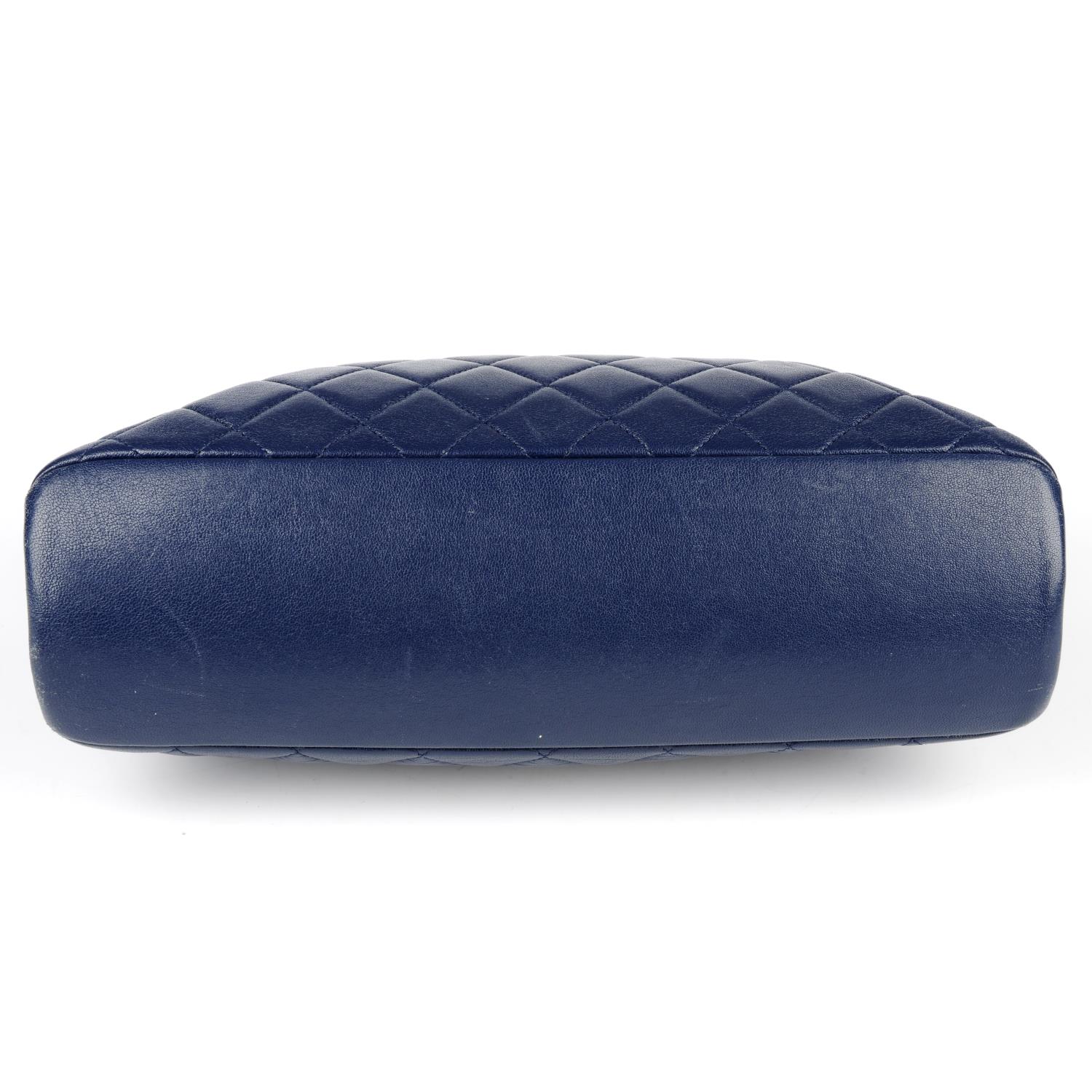 CHANEL - a blue quilted Single Flap handbag. - Image 4 of 8