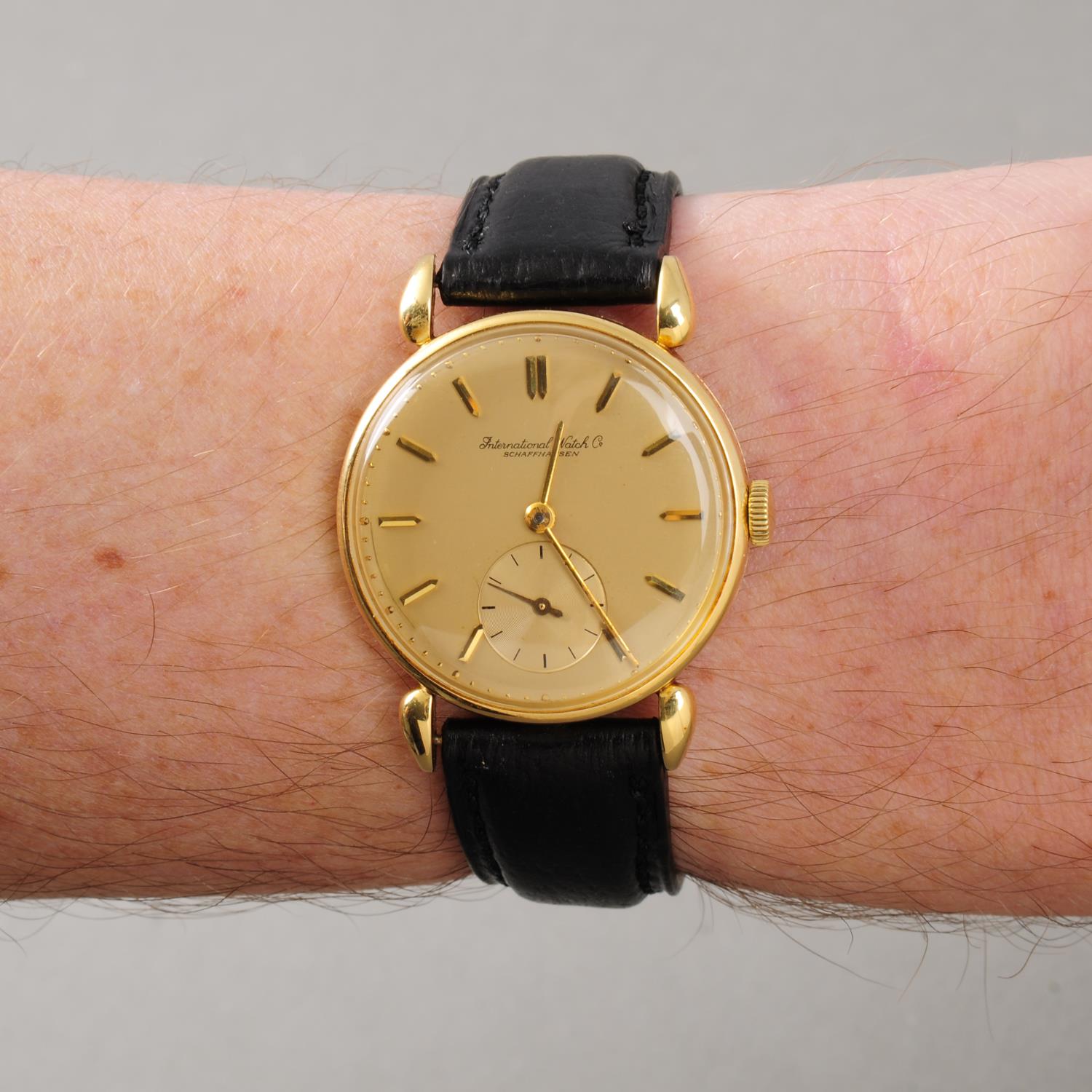 IWC - a gentleman's wrist watch. Yellow metal case, stamped 18k with poincon. Numbered 1065506. - Image 3 of 5