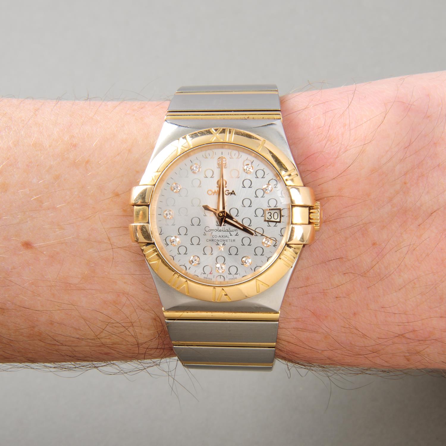 OMEGA - a gentleman's Constellation Co-Axial bracelet watch. Stainless steel case with yellow - Image 3 of 5