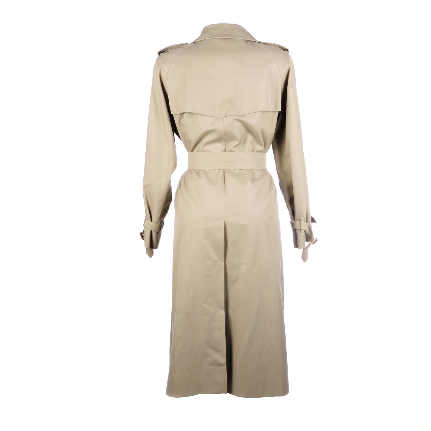 BURBERRY - a women's classic trench coat. - Image 2 of 4