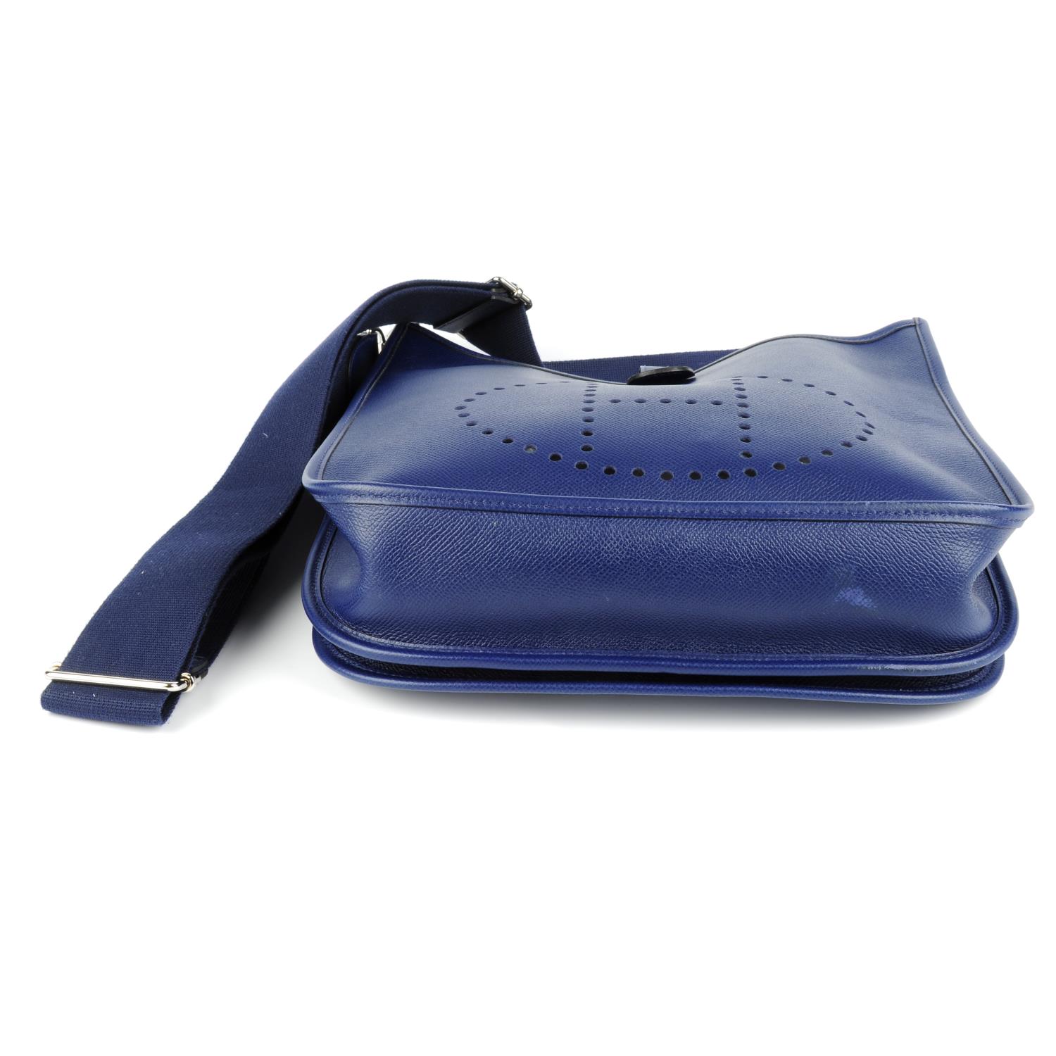 HERMÈS - a 2013 blue Evelyn PM handbag. - Image 4 of 4