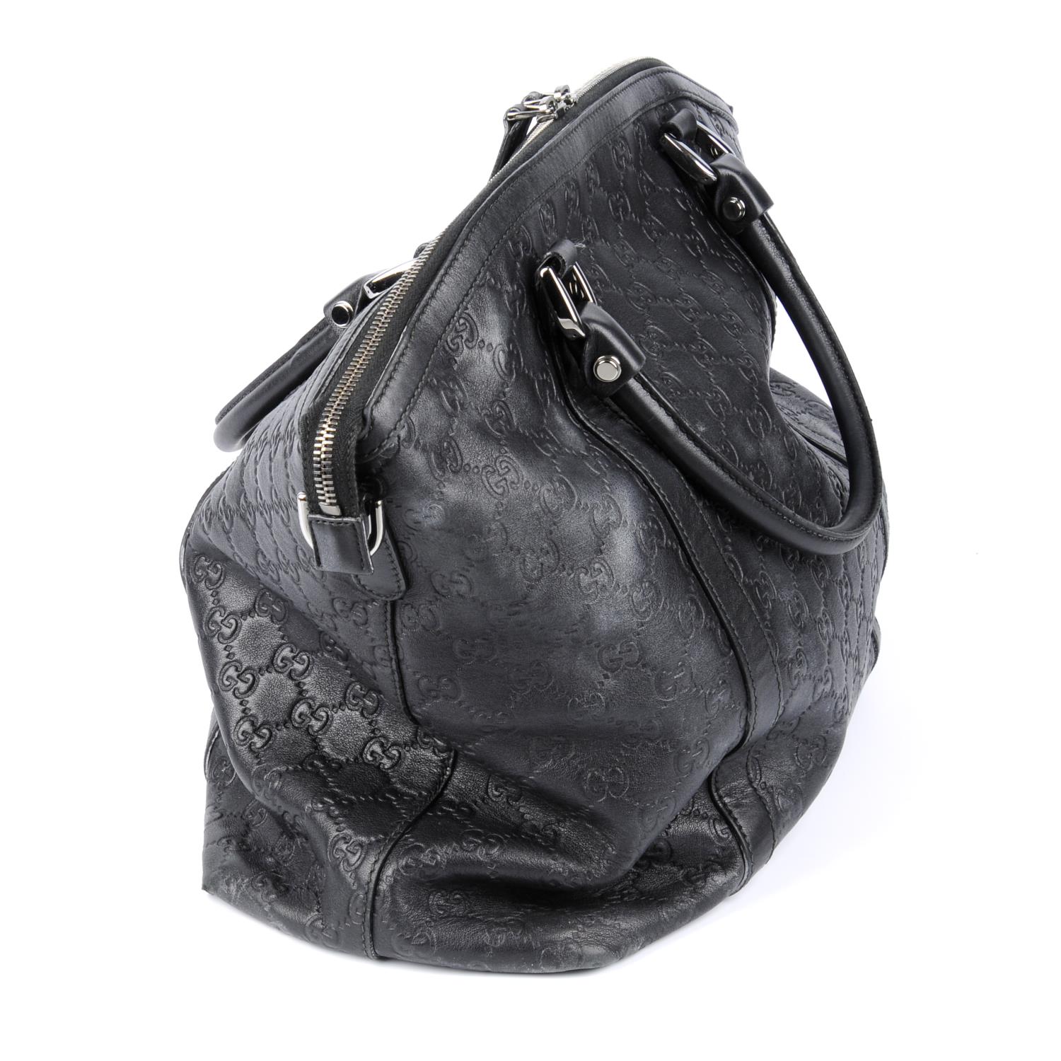 GUCCI - a black Guccissima leather handbag. - Image 3 of 5