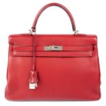 HERMÈS - a 2004 red Kelly Retourne 35 handbag.