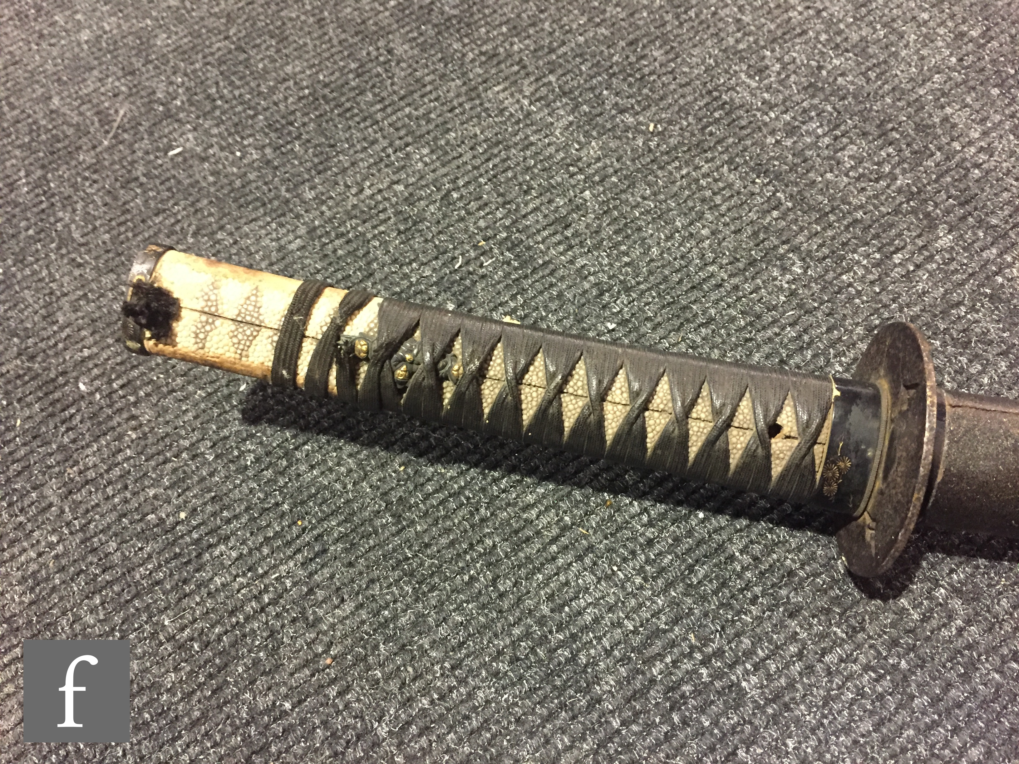 A late 19th to early 20th Century Japanese katana with ray skin handle, pierced tsuba, signed tang - Image 8 of 18