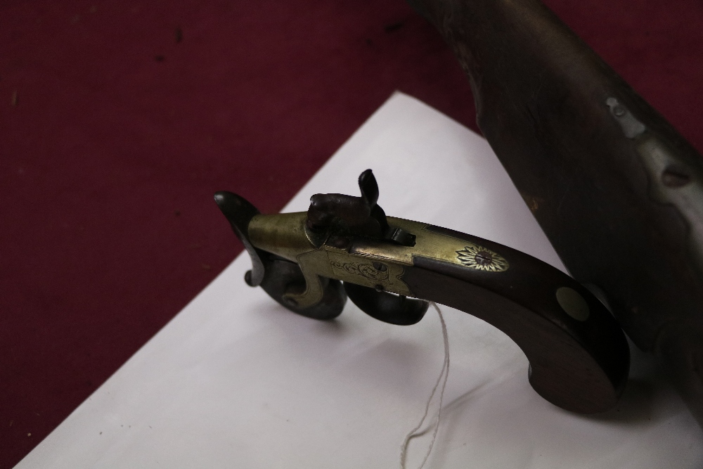 An antique flintlock tinder box Gun, with engraved brass stock and wooden handle. - Bild 9 aus 12