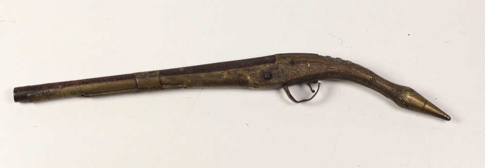 Three antique flintlock Pistols, one with inset and decorative handle, the other plain, - Bild 3 aus 10