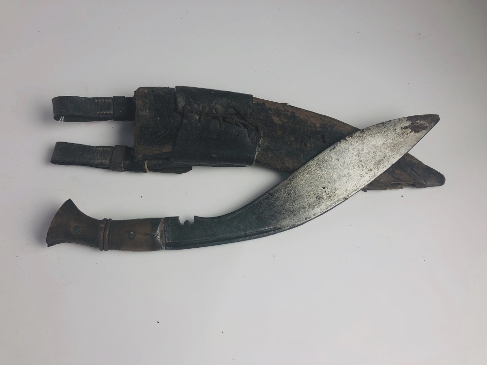 An early 20th Century Kurkha, with shaped blade stamped 1915, with wooden handle and scabbard. - Image 2 of 2